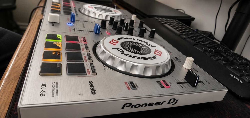 Pioneer DDJ-SB – 2-kanałowy kontroler DJ | Serato DJ | Idealny dla początkujących i mobilnych DJ-ów