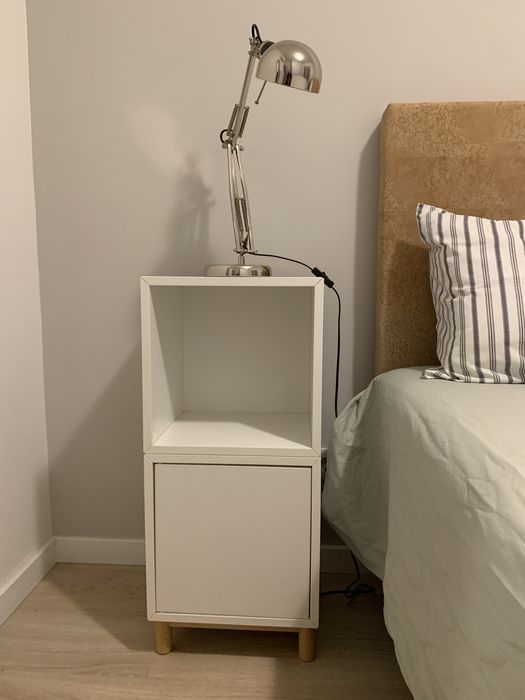 Duas mesas de cabeceira brancas