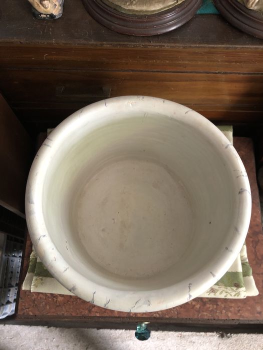 Pote feito de louça antiga