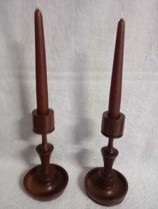 conjunto de 2 castiçais de madeira