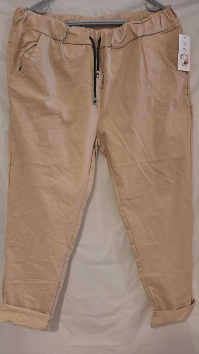 Świetne beżowe mocno uciągliwe spodnie.