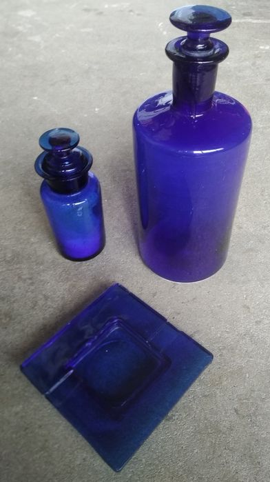 Frascos e cinzeiro de farmácia antiga em vidro azul cobalto