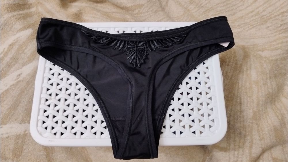 Majtki brazyliany stringi Triumph rozm 38