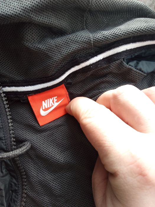 Czarno czerwona kurtka wiatrówka Nike