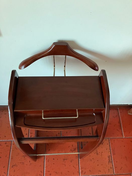 Sapateira com gavetas e aro próprio para guardar roupa e sapatos