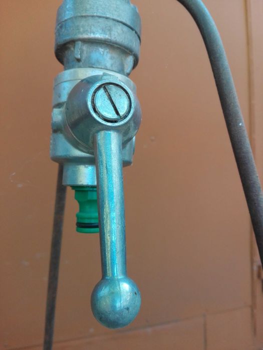 metalowy spryskiwacz do wody ogrodowy