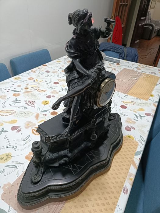 Peça Antiga com Relógio