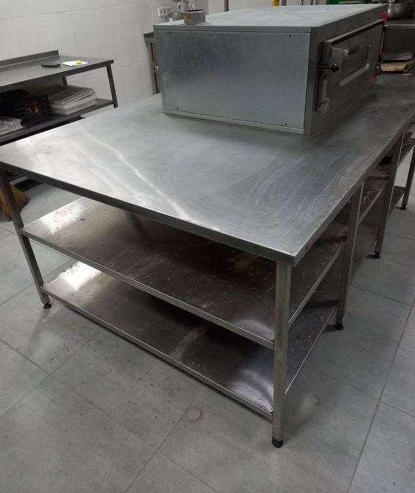 Стол из нержавейки с двумя полками