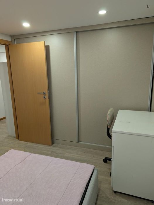 Quarto - localizado em Paranhos Porto
