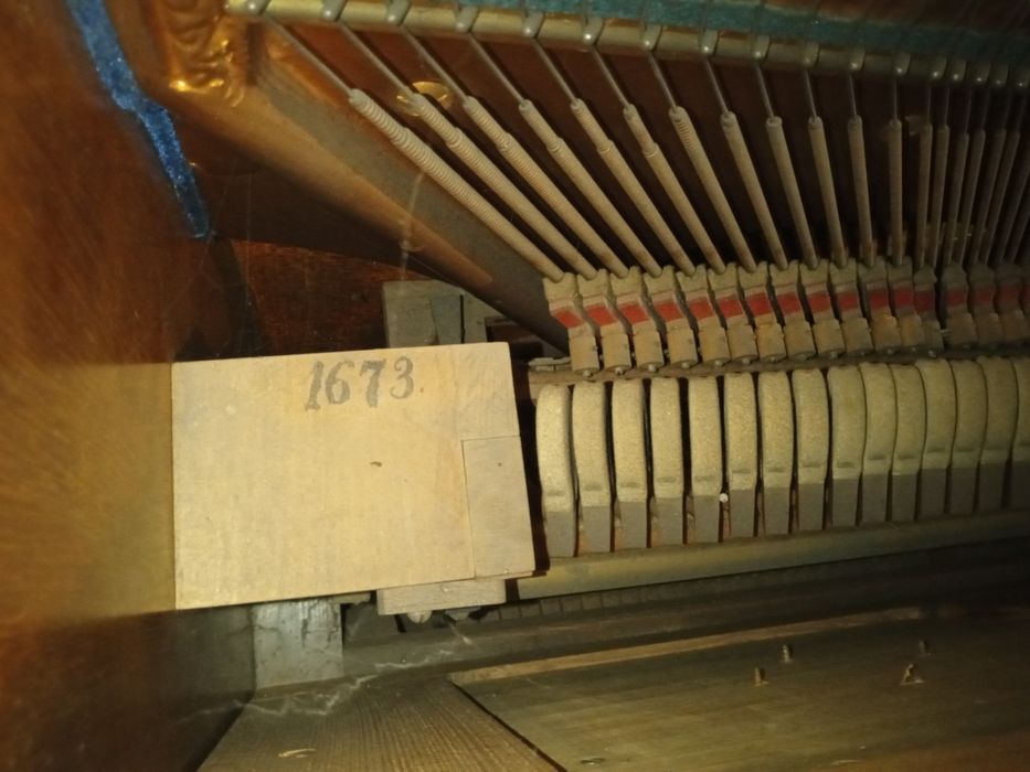 Bardzo stare pianino