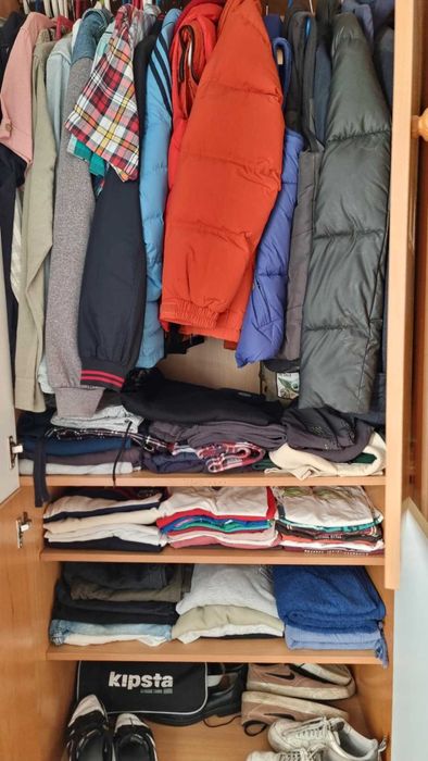 Conjunto Roupeiro, Secretária e Cómoda em Carvalho