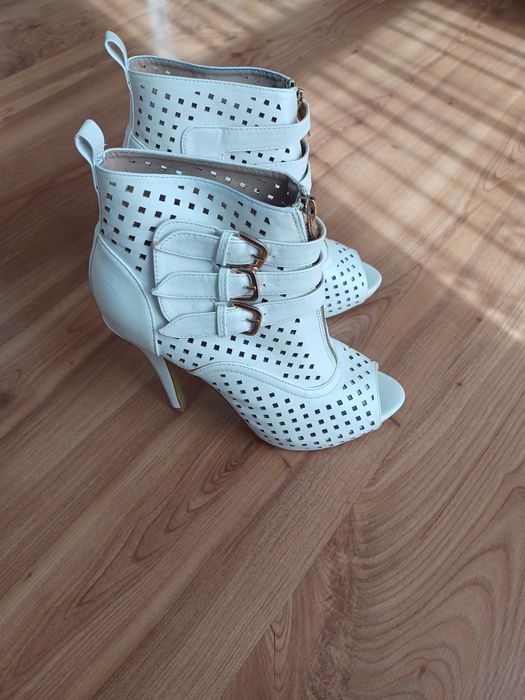 Buty botki białe ażurkowe 37