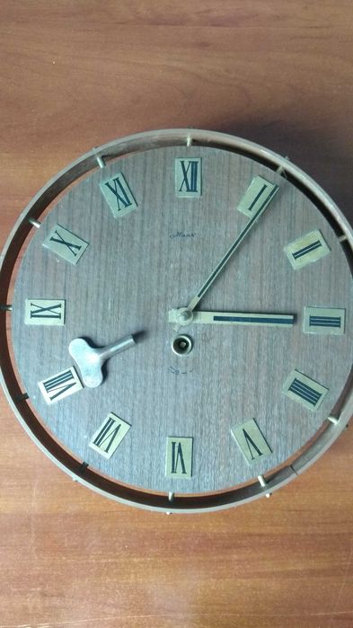 Часы Маяк настенные механические + ключ. Работают без проблем.