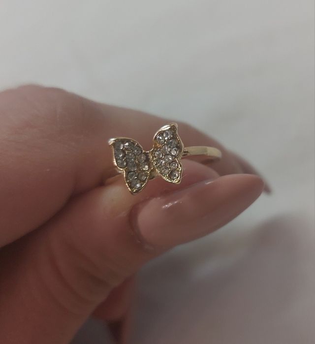 Pierścionek damski w złotym kolorze z motylem