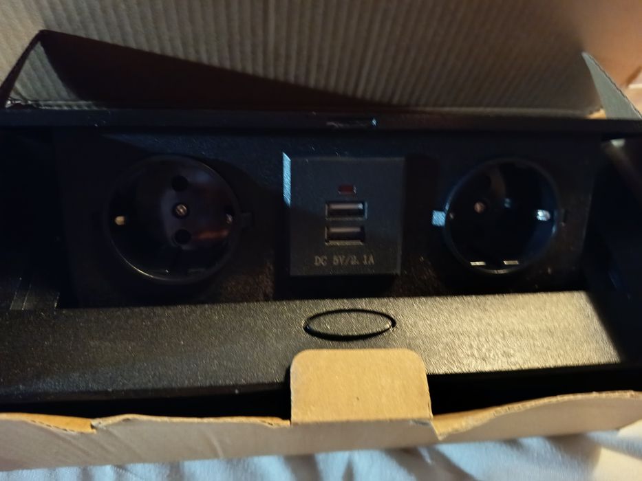 Caixa tomadas com entrada usb para mesa ou armário