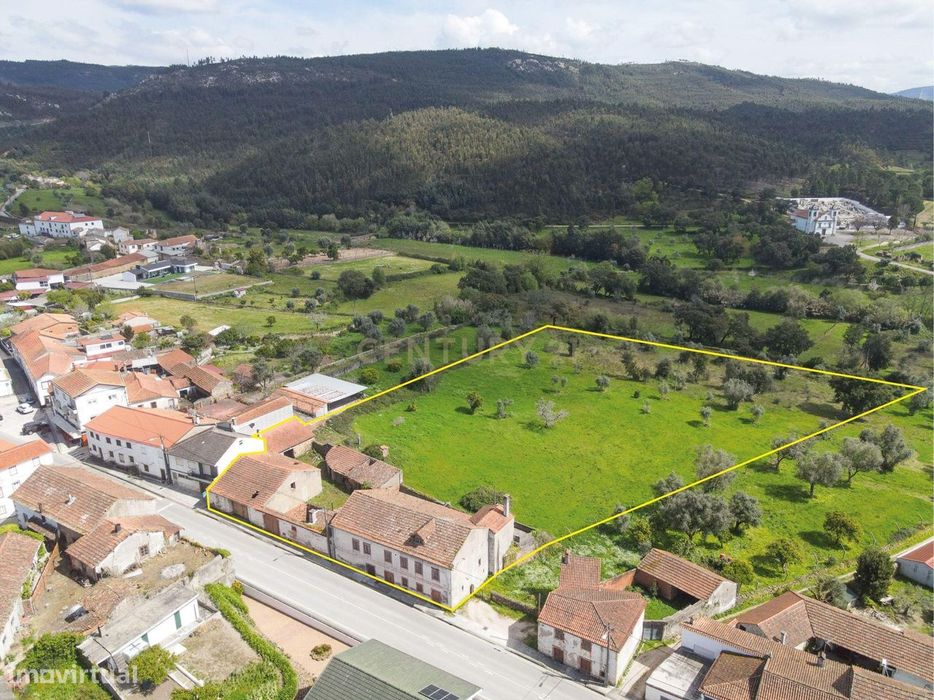 Prédio com terreno a poucos minutos do centro da vila. Com projecto ap
