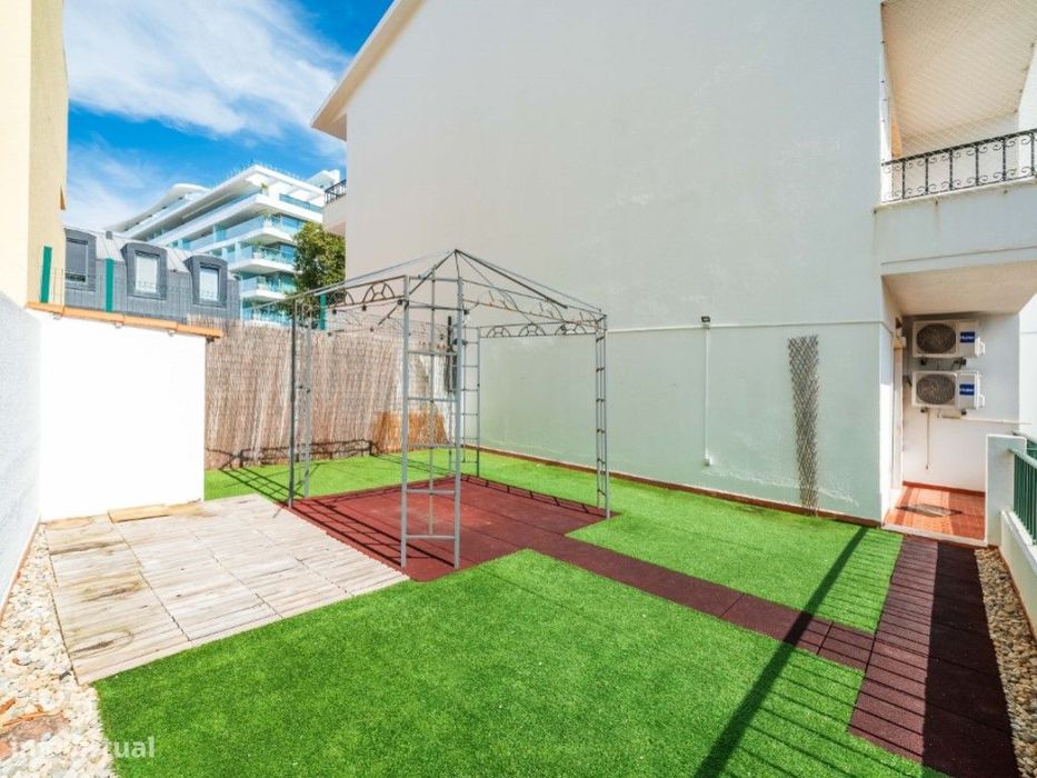 T2 com Logradouro e Parqueamento. Um Refúgio no Coração do Estoril