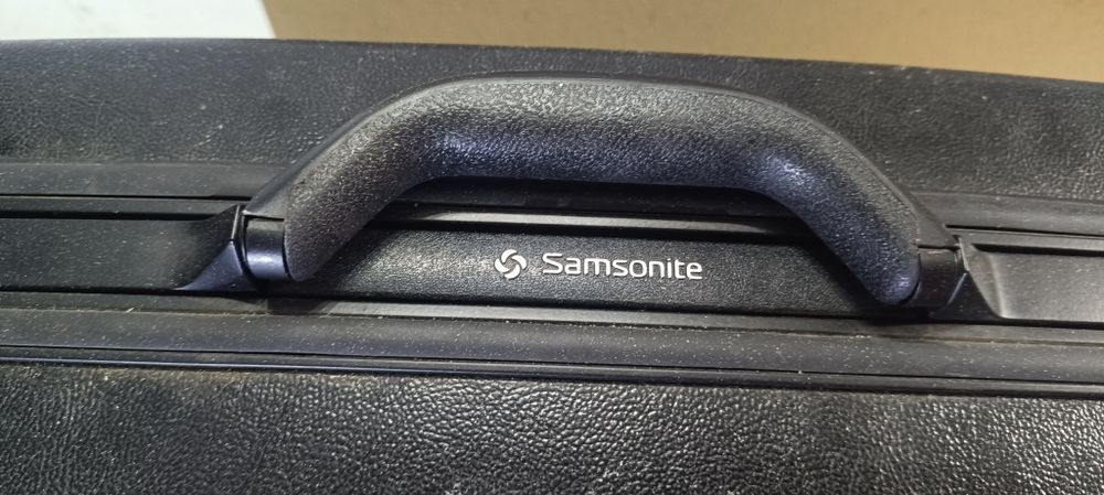 Mala  Samsonite Silhouette 4 apresenta um compartimento interior amplo com revestimento geométrico prateado e divisórias de tecido
