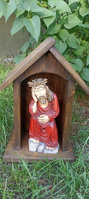 JEZUS Frasobliwy w kapliczce