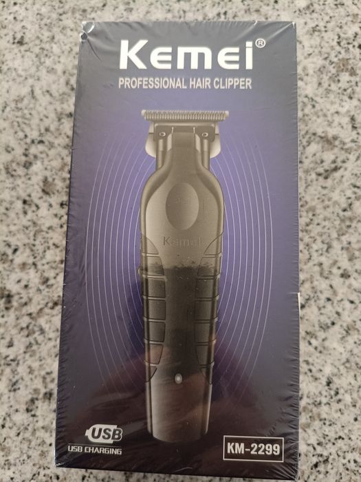 Máquina de cortar cabelo e barba. Nova