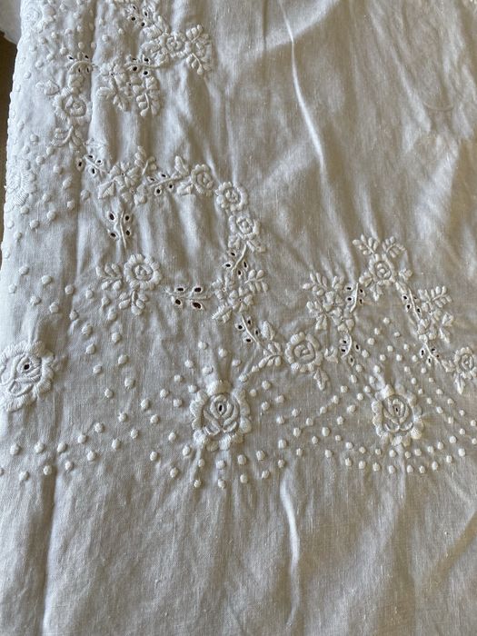 Toalha grande de linho bordada com guardanapos - Nova