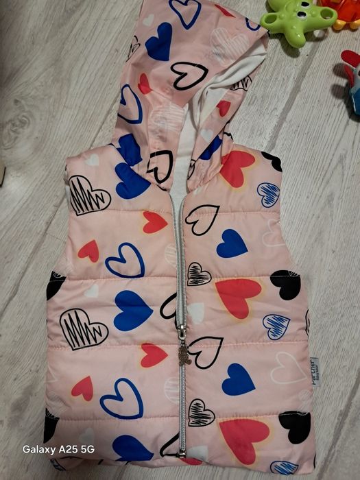 Курточка весняна 72 см на 6-9 місяців жилетка на 6 місяців .