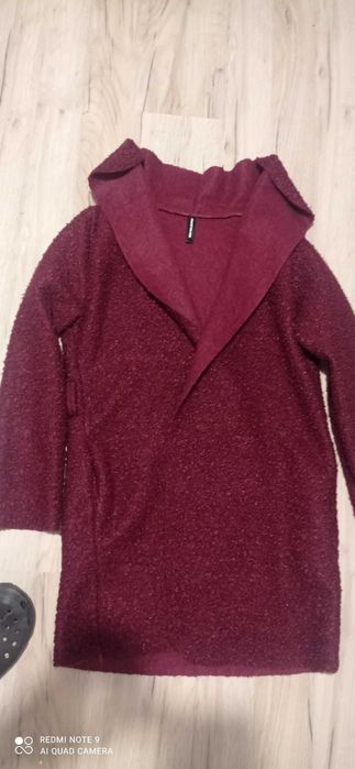 Bordowy płaszcz typu bouclé