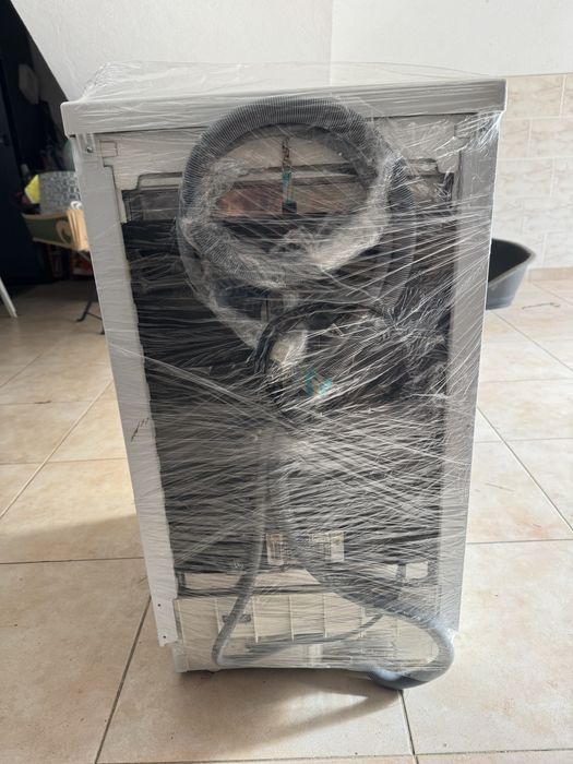 Maquina lavar loiça Indesit ( compacta)