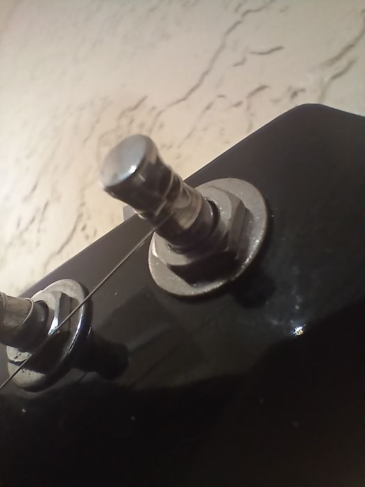 Електрогітара devisew LG-5
Форма -  superstarat 
бридж -  floyd rose