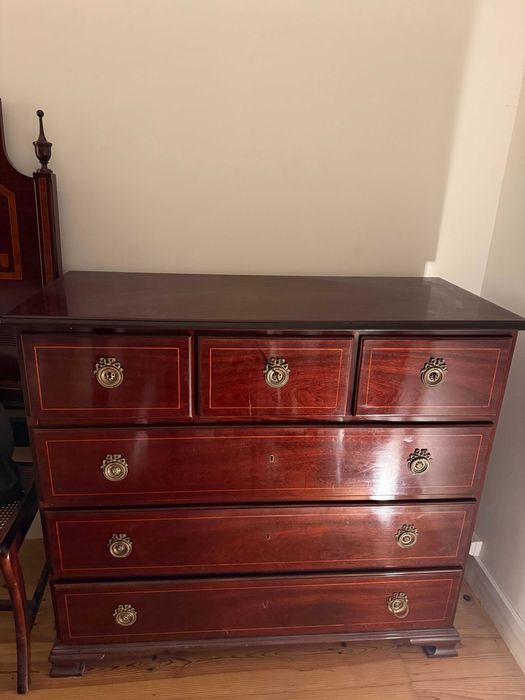 Mobília estilo inglês: cómoda, cama, mesa de cabeceira e cadeira