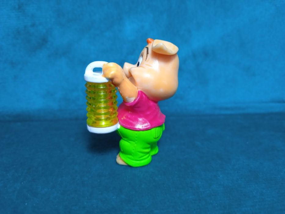 Фигурка киндер из коллекции свинки 2000 г