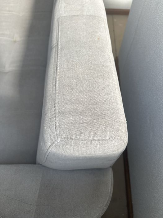 Sofa 4 lugares e um puff usados e com algumas manchas.