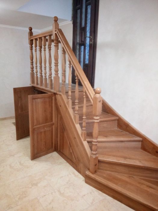 Сходи з дерева на метало каркасі