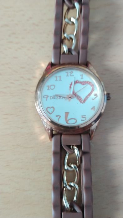 Vários relógios, adulto e criança