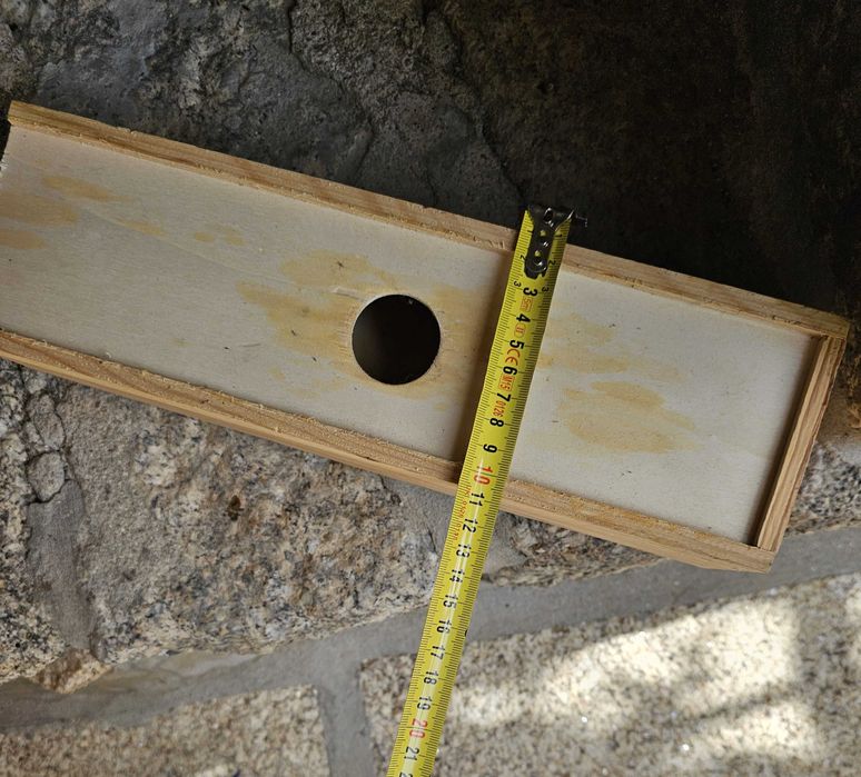 Caixa de madeira com porta deslizante. Ninho para pássaros