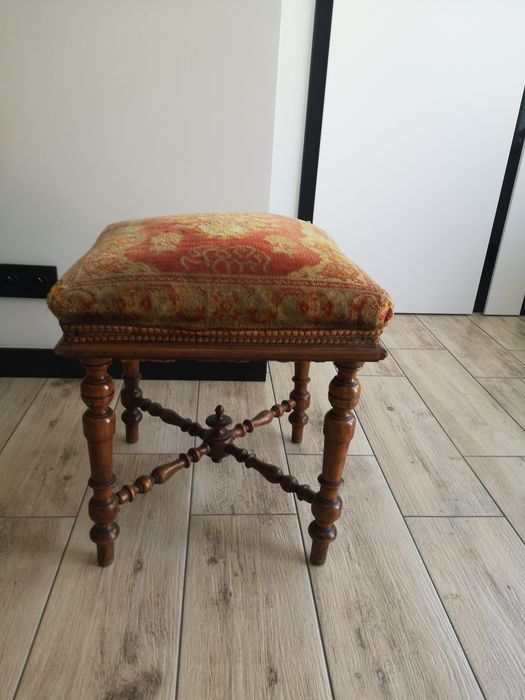 Stara pufa jak na swoje lata bardzo dobry