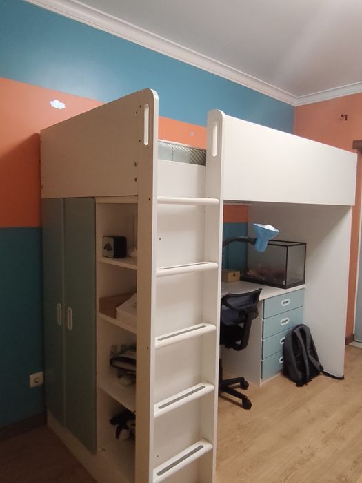 Cama alta IKEA branco e azul