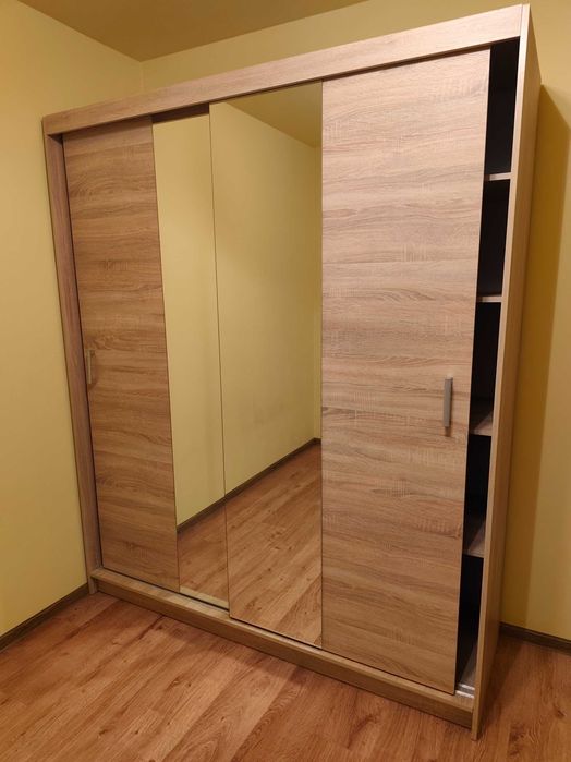 Duża szafa ubraniowa z lustrem