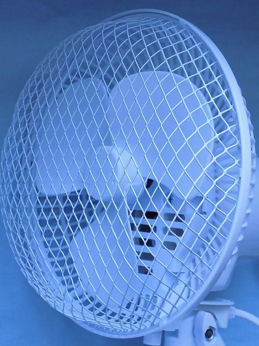 Wentylator biurkowy LG-18A . Biały cichy - moc 22 W.