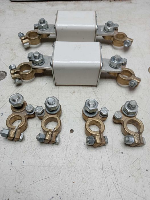 Клеми з запобіжниками для четверо аккумуляторів 12в на 24в