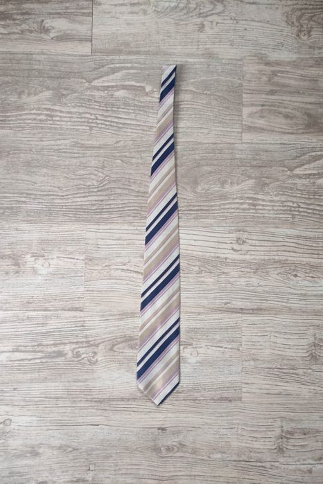 Elegancki krawat w paski