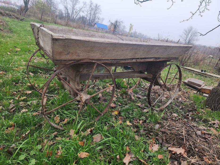 Старовинний дерев'яний возик