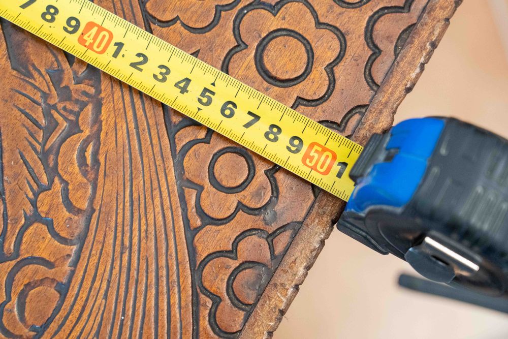 Arca de madeira trabalhada em bom estado de conservação