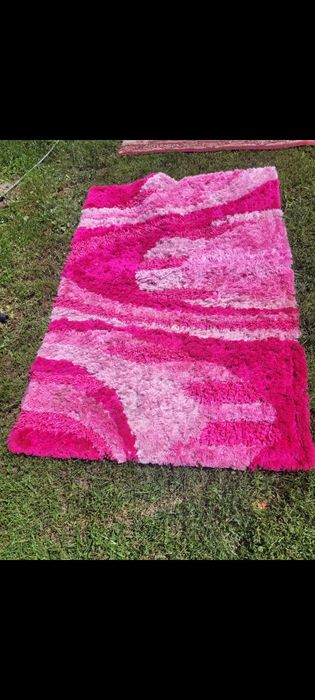 Dywan różowy długi włos