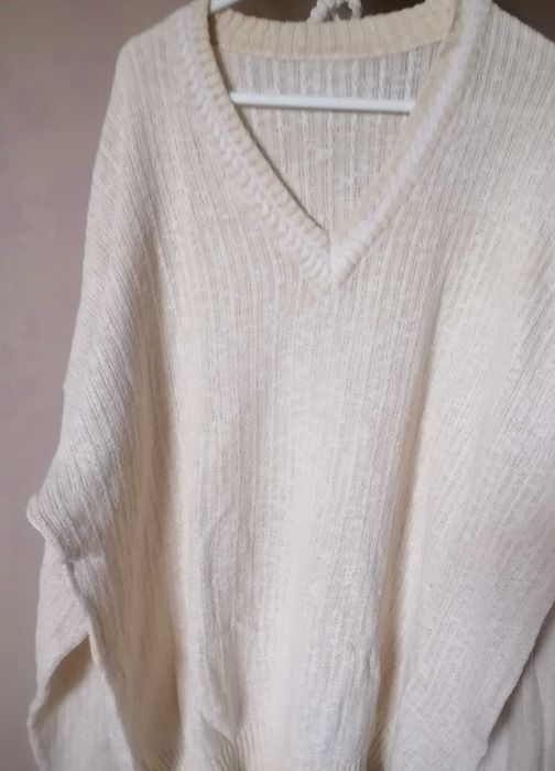 Sweter kremowy z lekkiej dzianiny