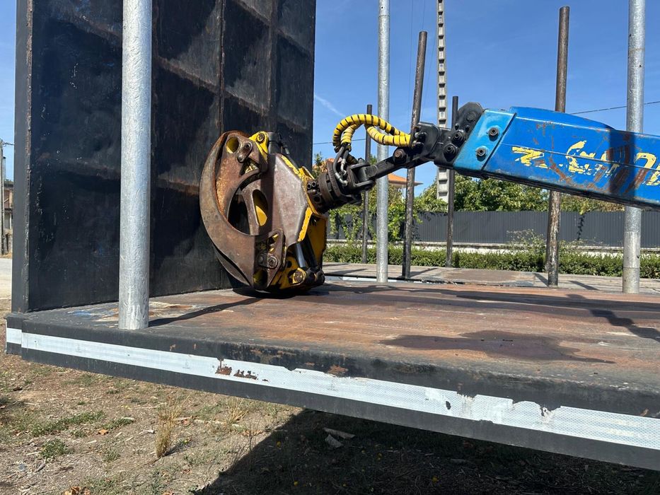 Semi reboque com grua florestal