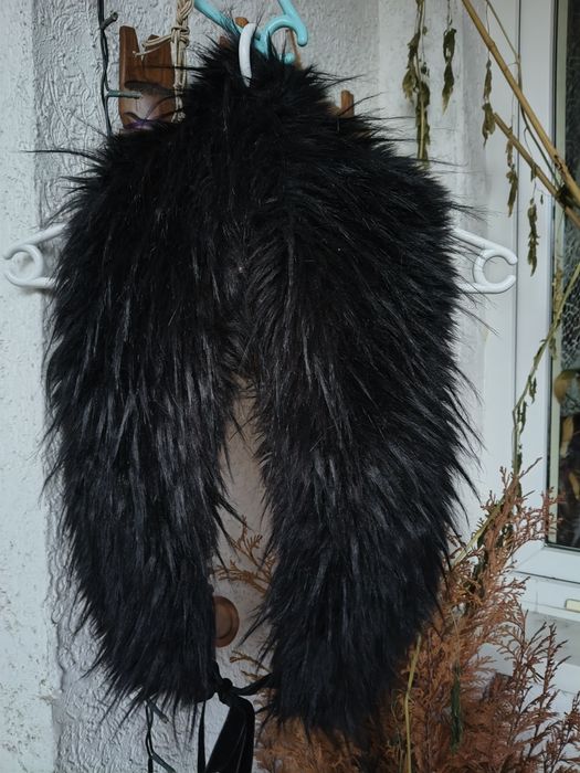 Czarny kołnierz futerko