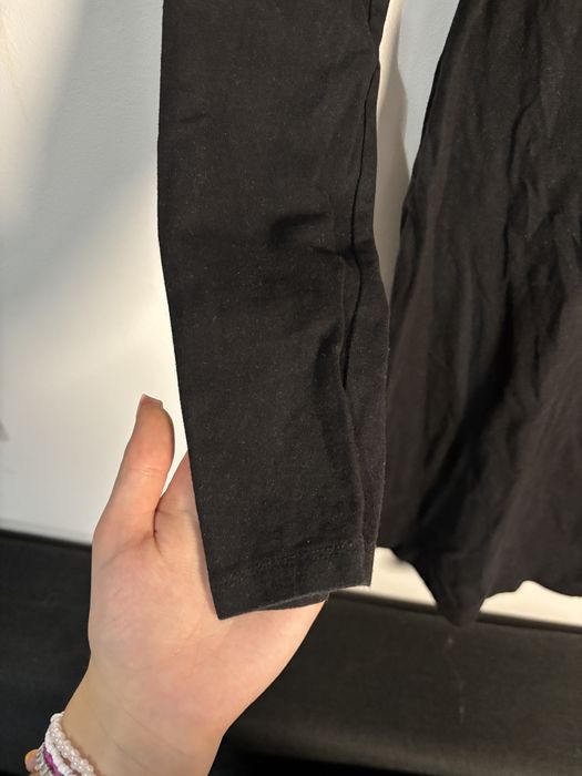 Czarna przylegająca sukienka z marszczeniem dekolt karo prostokątny