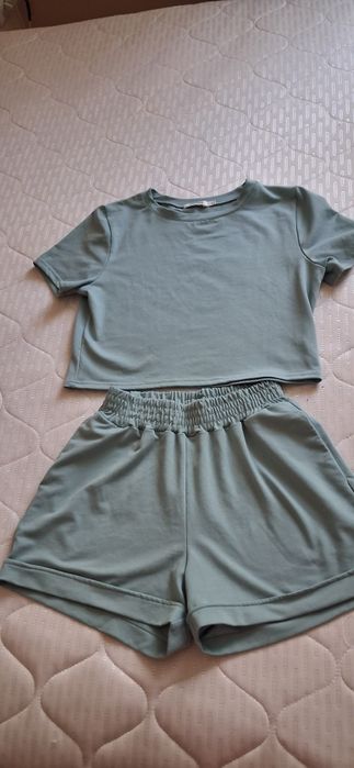 Жіночий комплект.Шорти з футболкою.450 грн.Розмір 44-46.Довжина шортів34 см.Пояс 30см.Д.футболки 42 см
