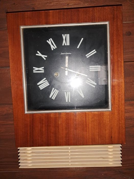 Годинник настінний з боєм